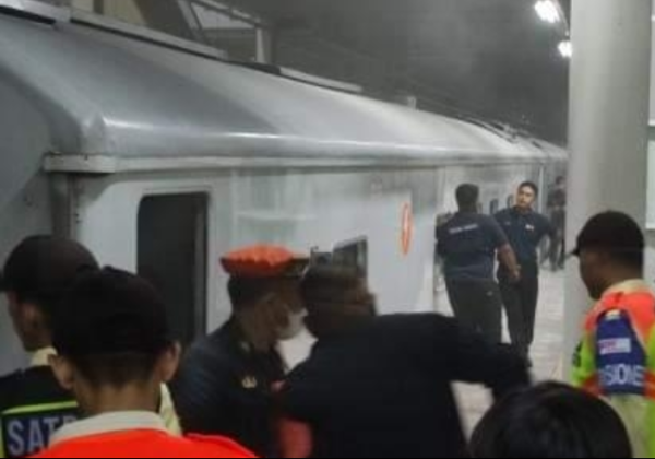 Viral Kereta Api Cikuray Keluarkan Asap di Stasiun Cikarang Bekasi, Begini Penjelasan PT KAI