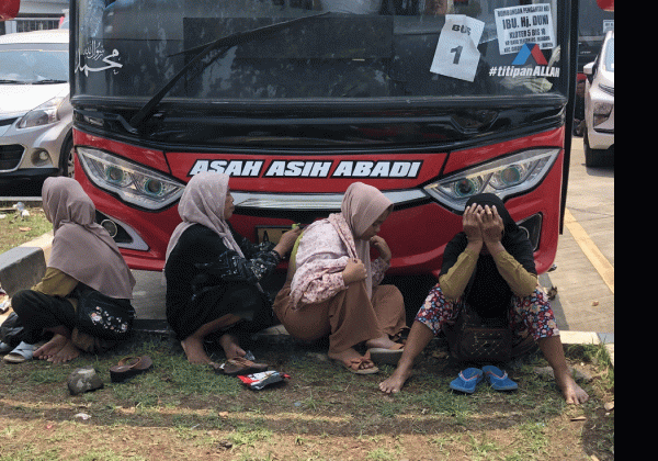 Calon Jemaah Haji Asal Banten Diantar 17 Bus ke Asrama Pondok Gede