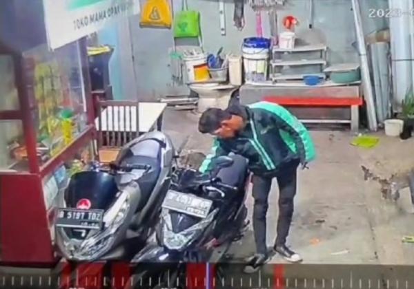 Viral Pria Menggunakan Jaket Ojek Online di Bekasi, Terekam Kamera cctv Mencuri Sepeda Motor