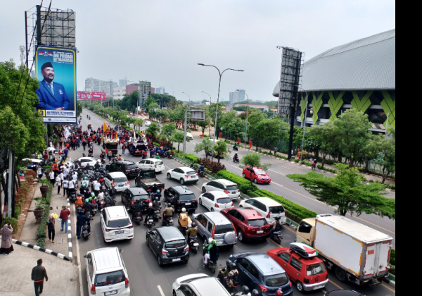 Buruh Demo di Depan Kantor Disnaker, Jalan Protokol Ahmad Yani Kota Bekasi Macet Total