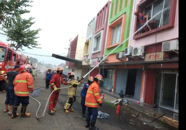 Diduga Aliran Listrik AC Korslet, Lantai 2 Ruko di Betos Kota Bekasi Habis Terbakar