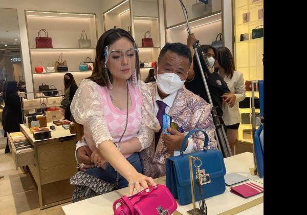 Pamer Kemesraan dengan Celine Evangelista, Netizen: Hanya Istri Bang Hotman yang Paling Sabar