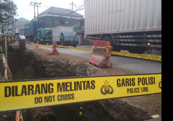Pekerja Galian Pipa Air di Tangerang Tewas Tertimbun Longsoran Tanah, Polisi Pasang Garis Police Line di TKP