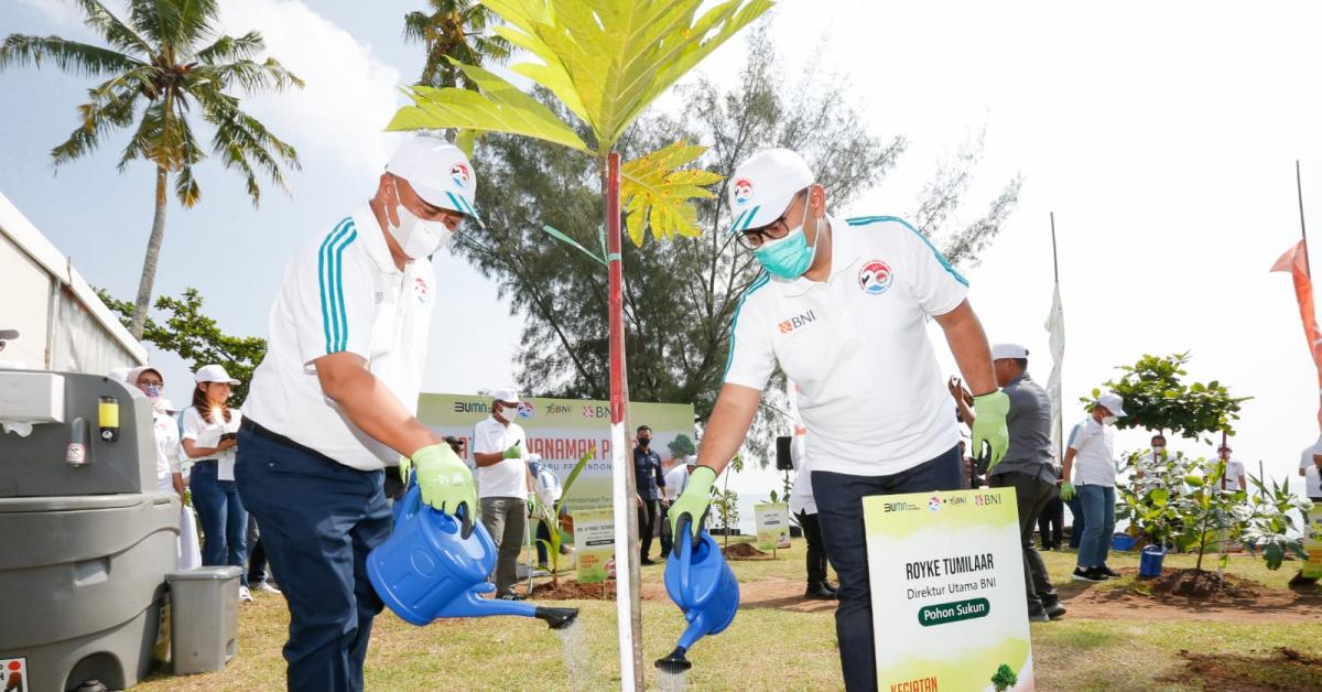 2 Dekade APU-PPT, PPATK dan BNI Tanam Pohon di Pantai Anyer Banten