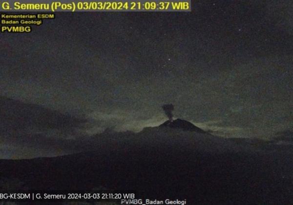 Malam Ini Gunung Semeru Erupsi Lagi, Begini Penampakan Semburan Abu Vulkanik Setinggi 800 Meter