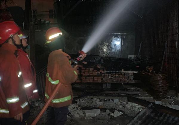 Sebelum Hanguskan Toko Bahan Bangunan di Kota Bekasi, Api Membakar Warung Kecil 