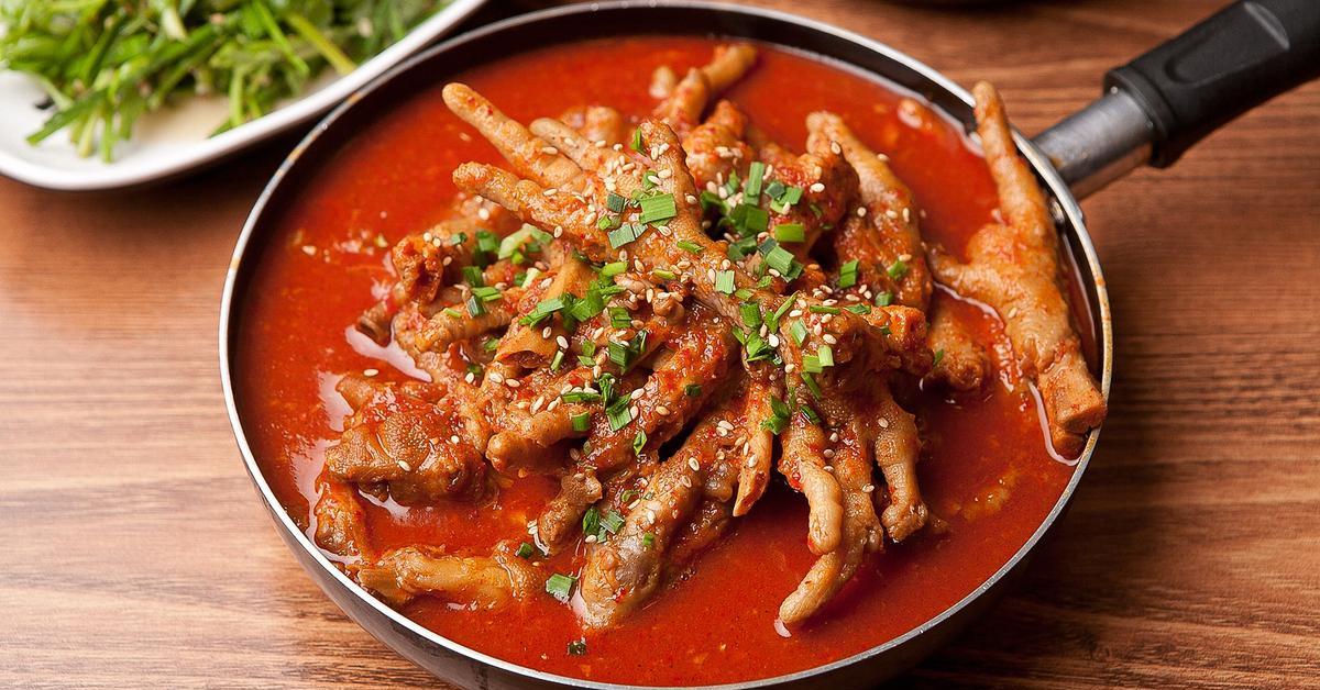 Penggemar Makanan Pedas Wajib Coba Ceker Setan!