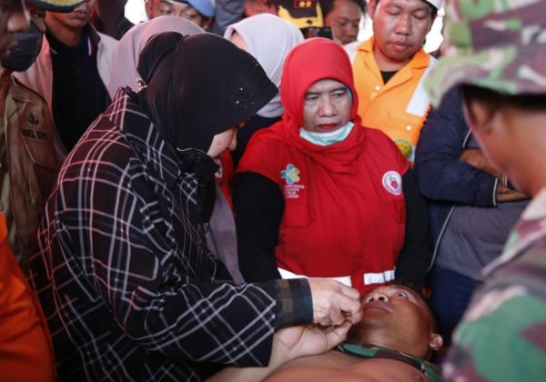 Mensos dan Komisi VIII Serahkan Santunan ke Korban Tanah Longsor Kabupaten Gowa
