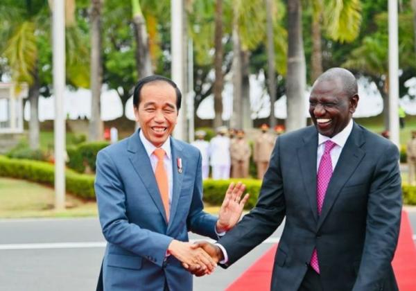 Kocak, Presiden Jokowi Ajak Presiden Kenya Tinggal di Indonesia Selama Sebulan, Jawaban: Ha Ha Ha 