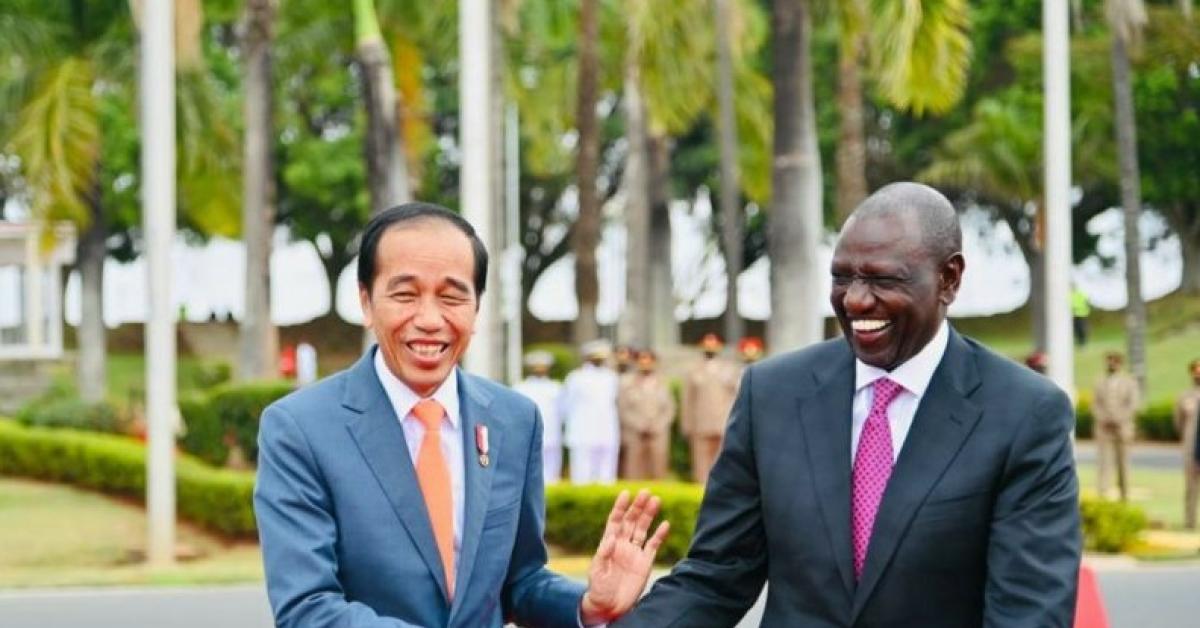 Kocak, Presiden Jokowi Ajak Presiden Kenya Tinggal di Indonesia Selama Sebulan, Jawaban: Ha Ha Ha 