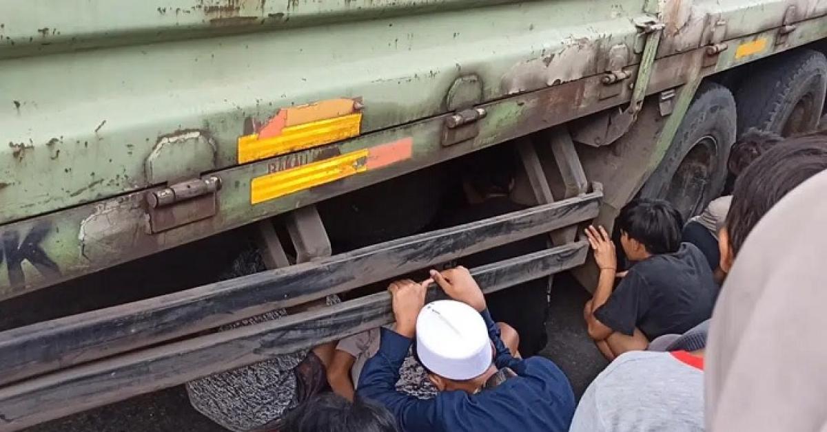 Mau Belok Gagal Nyalip, Pemotor Tewas Seketika Terlindas Truk