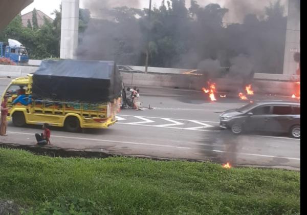 Kecelakaan Hebat di Tol Cikampek, Mobil Terbalik dan Terbakar