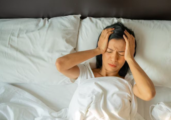 Sangat Berbahaya Bagi Kesehatan, Ini Risiko Tidur Dekat HP