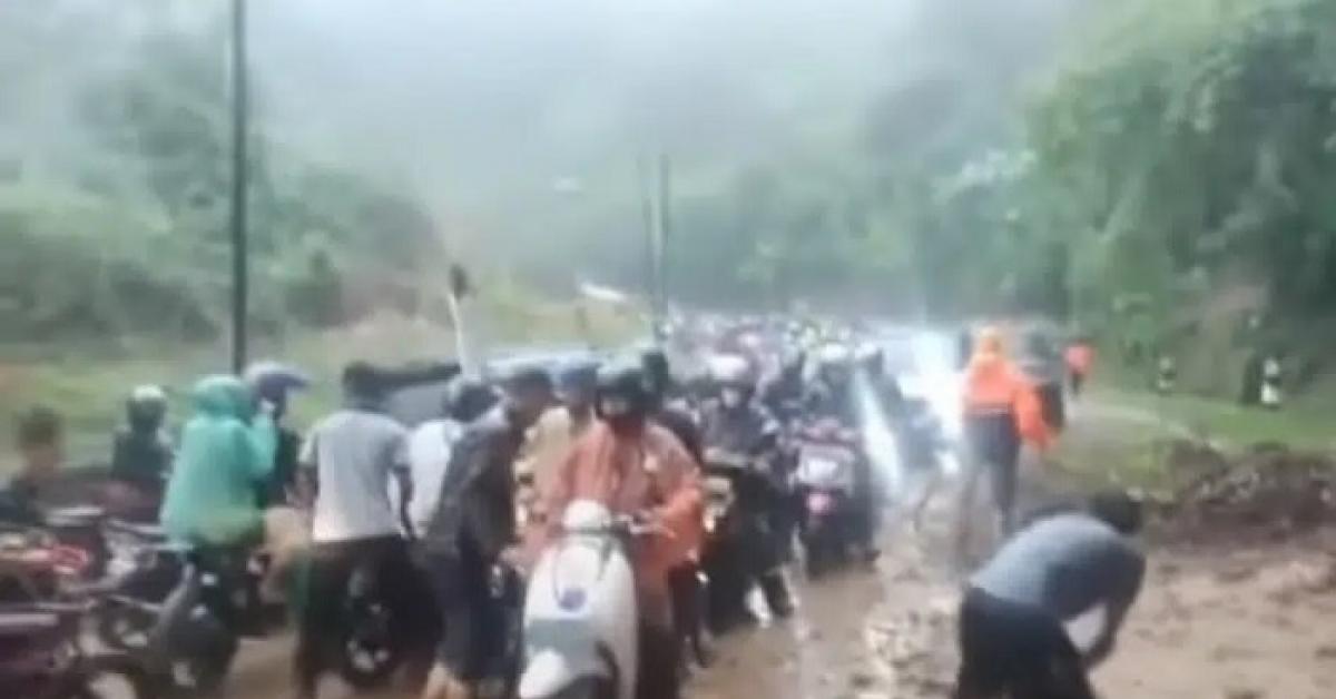 Hati-hati Bagi yang Melintas, Kawasan Ciater Terjadi Longsor