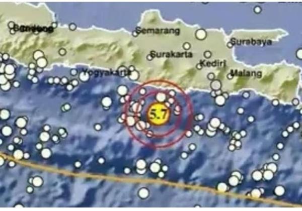 Gempa Pacitan Magnitudo 5.7, Warga Panik Berhamburan ke Luar Rumah 