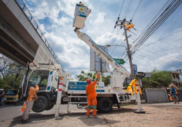 Banyak Kabel dan Tiang di Tepi Jalan, Yuk Kenali yang Mana Milik PLN