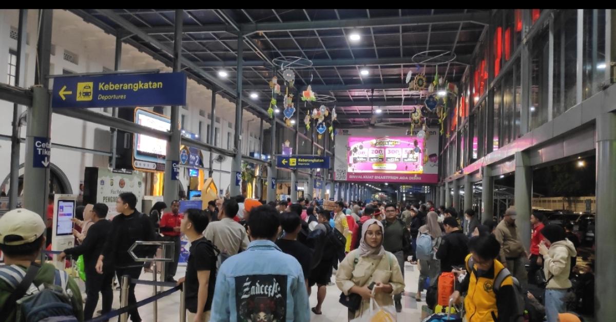 Stasiun Pasar Senen Masih Dipadati Pemudik di Malam Takbiran