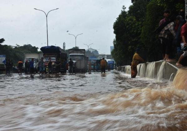 Senin Pagi Jakarta Kebanjiran, BPBD DKI: Debit Air Sungai Ciliwung Naik, Tanggul Jebol