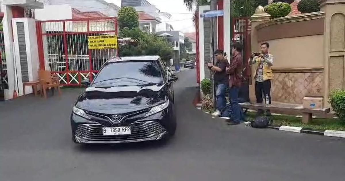 Mobil Dinas Ketua KPK Firli Bahuri Ngebut Meninggalkan Perumahan Villa Galaxy Bekasi