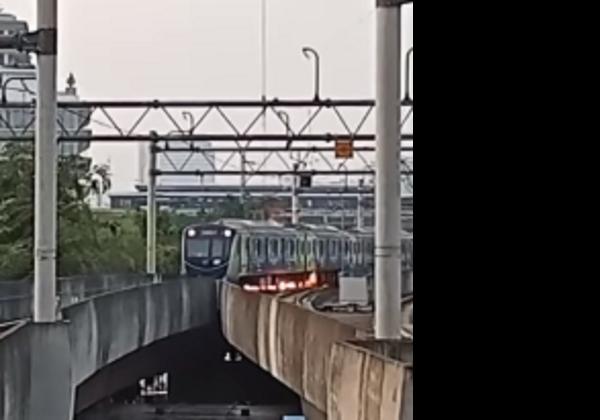 Mencekam! Detik-detik Kereta MRT Tabrak Tumpukan Besi Crane Sampai Muncul Percikan Api