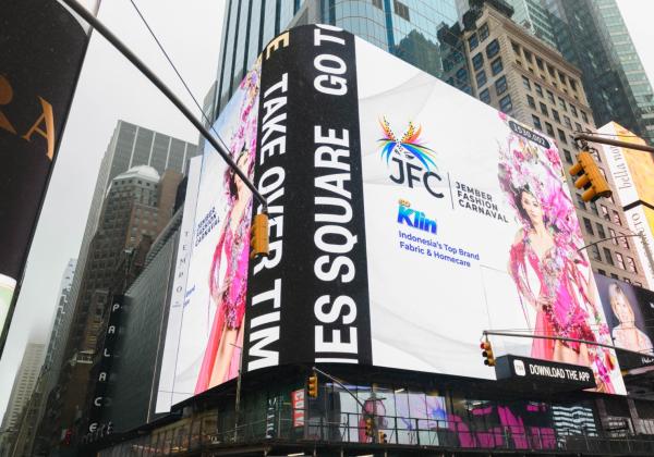 Kolaborasi SoKlin dan Jember Fashion Carnaval Curi Perhatian Warga New York, Amerika Serikat
