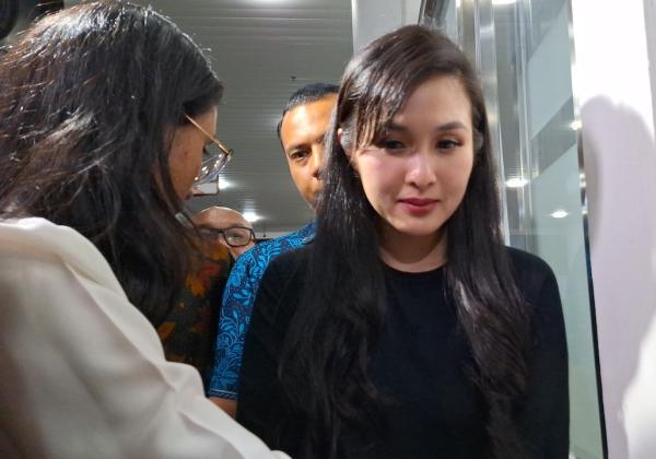 Diperiksa Kejagung 10 Jam, Sandra Dewi Bungkam