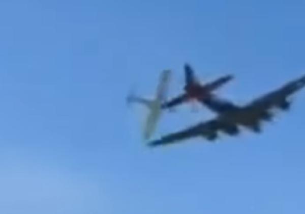 Mengerikan! Video Detik-detik Dua Pesawat Militer Era Perang Dunia Kedua Bertabrakan di Dallas Airshow