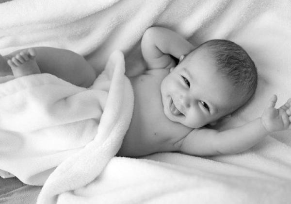 Apa Normal jika Bayi Suka Kaget dan Angkat Tangan?