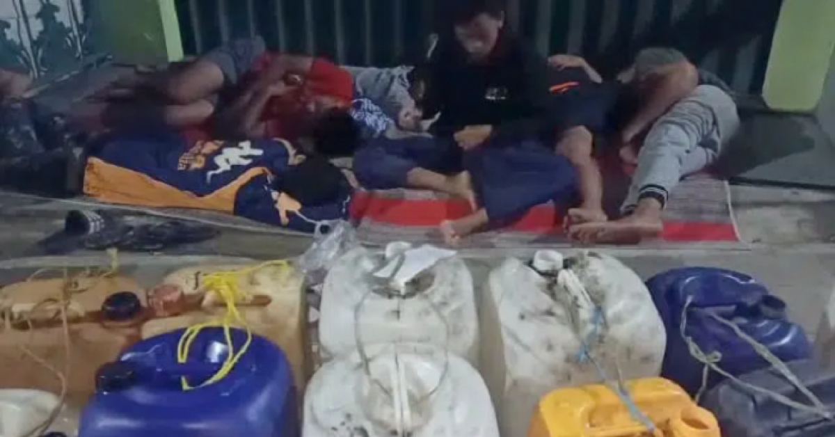 Demi Minyak Goreng Curah, Para Pedagang Rela Menginap di Gudang Distributor