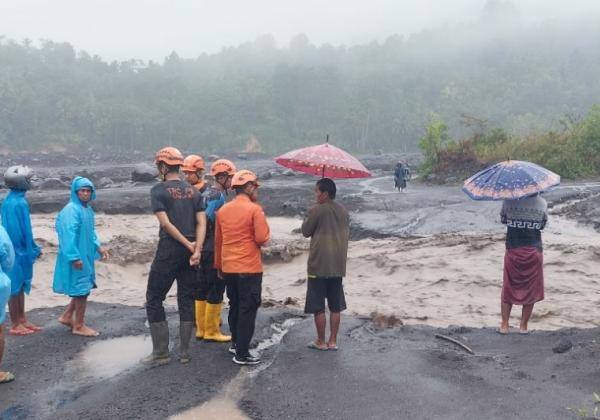Situasi Terkini Banjir Lahar Dingin Gunung Semeru, Kendaraan Dilarang Melintas Situasi Masih Hujan Sedang 