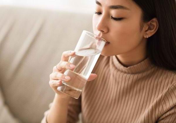 Wajib Tahu! Sembuh dari Segala Penyakit Cukup Minum Air Putih Saat Perut Kosong di Pagi Hari