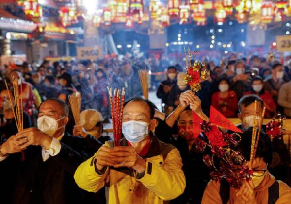 China Rayakan Imlek dengan Tekanan Pandemi Covid-19, Warga Beijing Antre Doa hingga Sepanjang 1 Kilometer