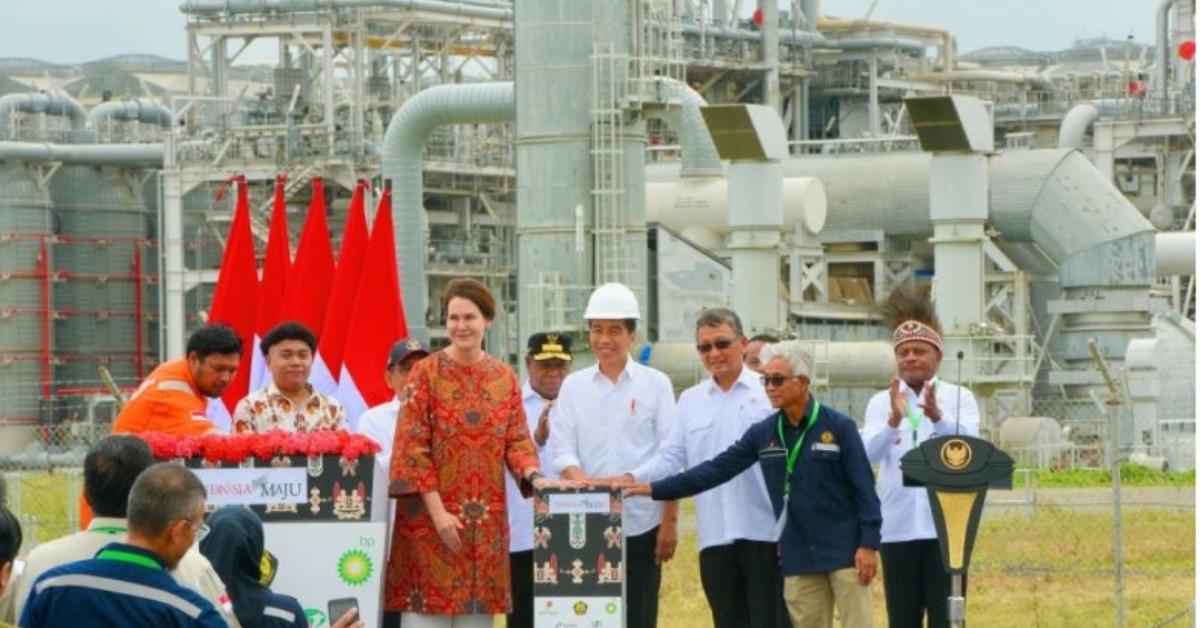 Jokowi Resmikan Proyek Tangguh Train 3 yang Dibangun dengan Investasi Rp72,45 triliun