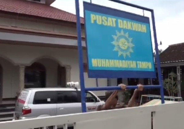 Heboh Plang Muhammadiyah di Banyuwangi Dicopot Paksa, Warganet: Masyarakat Sengaja Dibikin Gaduh?
