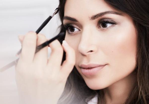 Tips Basic Makeup untuk Tampilan Sehari-hari yang Fresh, Tak Perlu Khawatir Luntur!