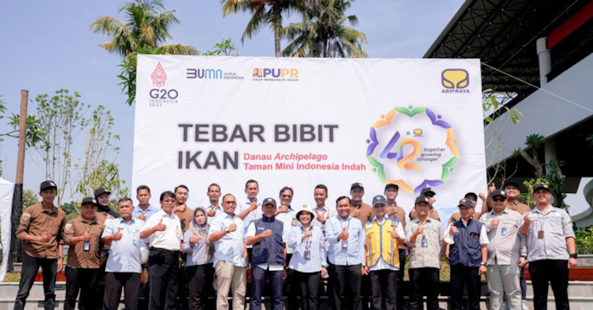Tabur Bibit Ikan di Danau Archipelago TMII, Brantas Abipraya Dukung Kesiapan Jelang G20