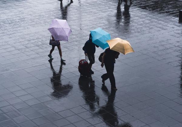Hati-Hati Saat Berlibur, Hujan Diperkirakan Masih Mengguyur Jakarta dan Kota Besar Lainnya Selasa Siang
