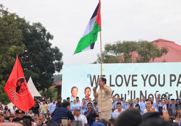 Prabowo Cium Bendera Palestina Pemberian Warga Kepri, Ajak Doa untuk Kemerdekaan Palestina