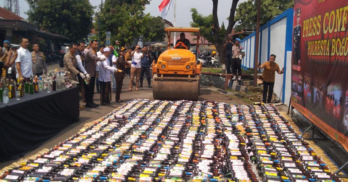 Polresta Bogor Musnahkan Ribuan Miras dan Petasan Penyebab Kericuhan di Malam Tahun Baru 2024