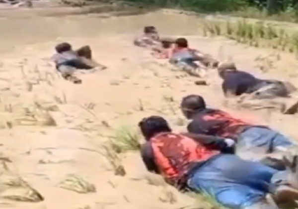 Viral Video Puluhan Anggota Ormas Pemuda Pancasila Latihan di Sawah, Netizen: Gitu Doang? Pramuka Lebih Keras!