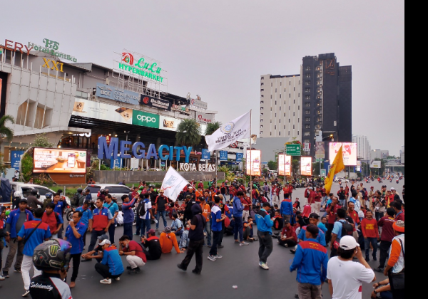 Bergerak Dari Kantor Disnaker, Massa Buruh Berkumpul di Simpang Gerbang Tol Bekasi Barat
