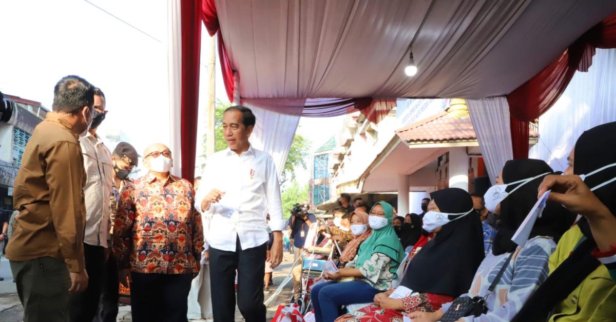 Kunjungi Pasar Petisah Medan, Presiden Joko Widodo Salurkan dan Cek Langsung Bantuan Sosial