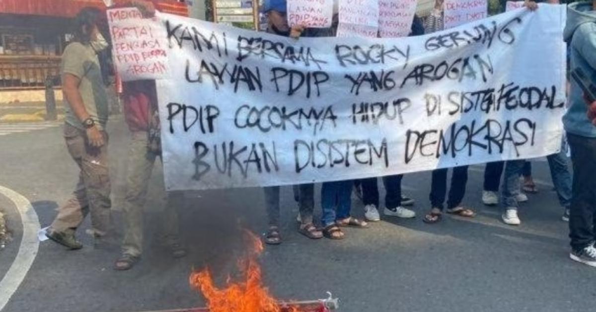 Aktivis HMI Bakar Bendera PDIP Saat Bela Rocky Gerung, Mahfud MD Beri Komentar Menohok