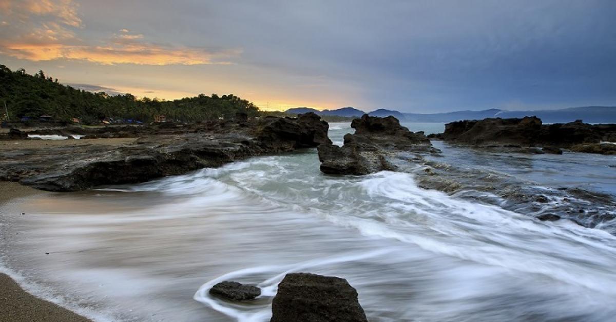 Warga Dilarang Berenang, Cuaca Ekstrem Melanda Laut Selatan