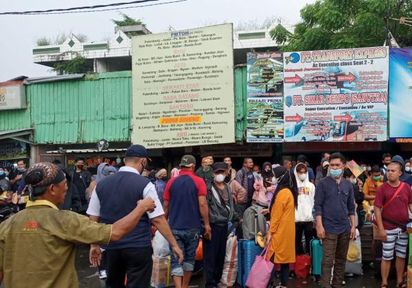 Terminal Kota Bekasi Membeludak, Penumpang Tujuan Sumatera Terlantar Akibat Bus Terlambat