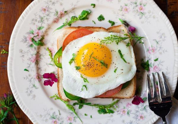 Apa Penderita Kolesterol Tinggi Boleh Makan Putih Telur?