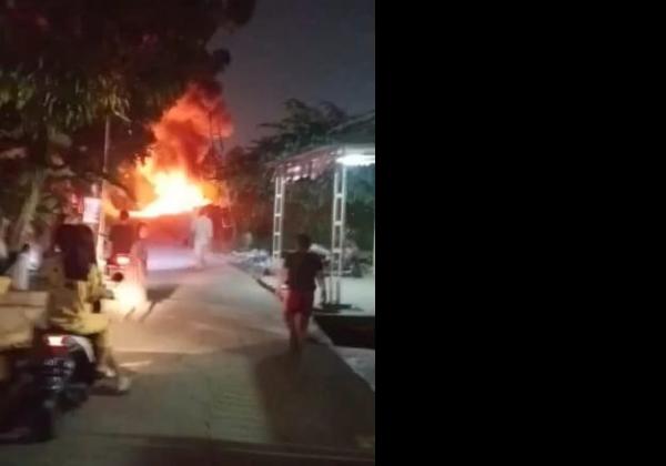 TPS di Bekasi Kebakaran, Api Membubung Tinggi, Untungnya Tidak Menyambar ke Permukiman 