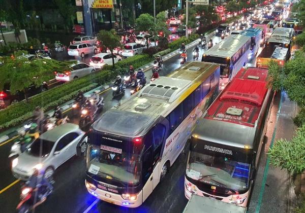 Bekasi Arah Jakarta Macet Total, Truk Dan Bus Pilih Matikan Mesin