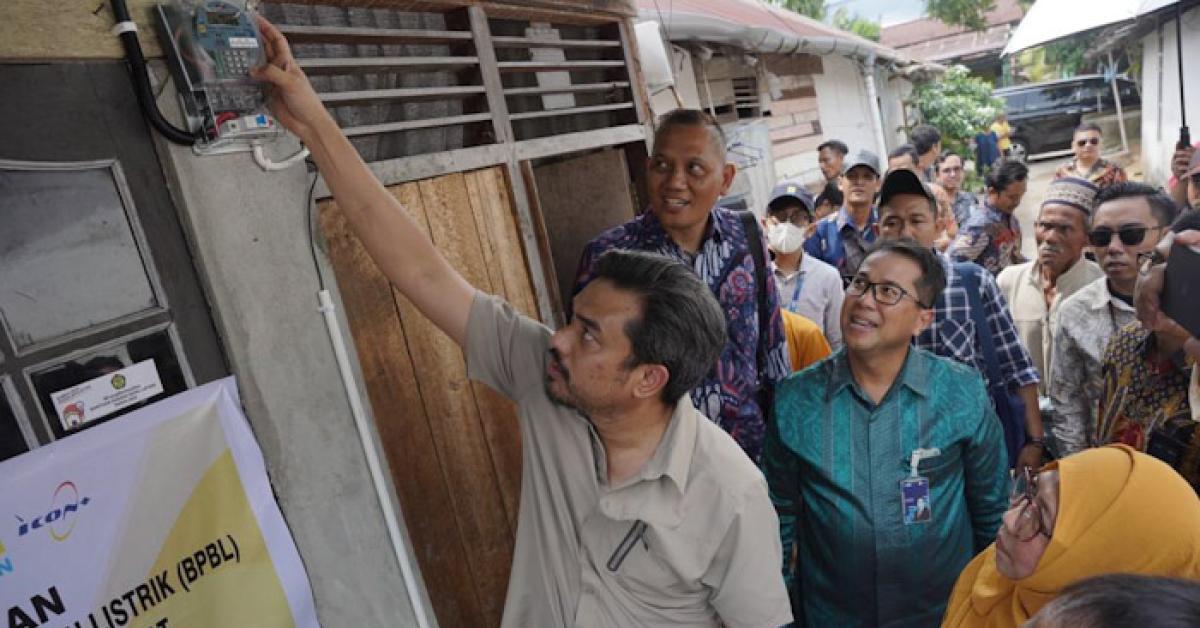 Negara Hadir, Lebih Dari 5 Ribu Warga  Kurang Mampu di Kalbar Kini Nikmati Listrik PLN