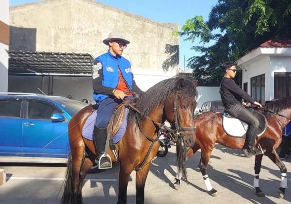 Datang Menggunakan 2 Ekor Kuda, PAN Kota Bekasi Daftarkan Bacaleg Milenial ke Kantor KPU Kota Bekasi